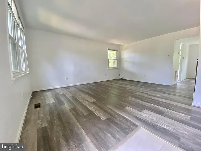 7351 Crestleigh Cir — Photo 15