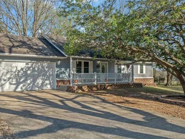 724 8th Ave NE, Gravette, AR 72736