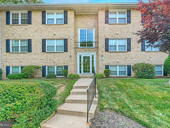 3rd image of 227 Crocker Dr Unit B