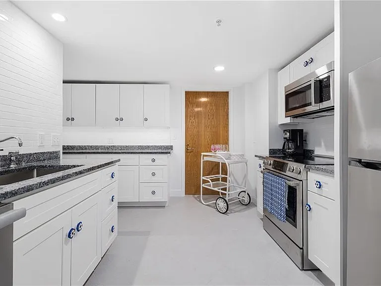 53 Conanicus Ave #3A — Photo 22