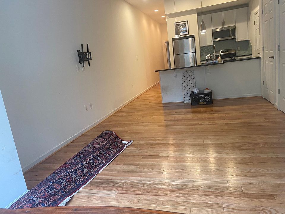 The open lay-out of living room and kitchen