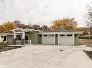 203 Glen Oaks Dr, Clear Lake, IA 50428