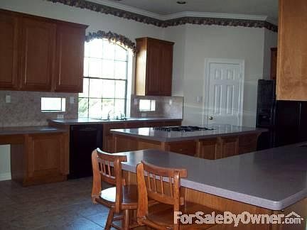 Kitchen with street view : notice the built-in desk on the left... ready for your computer. Printer 