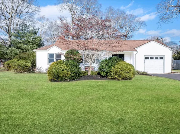 25 Lynncliff Road, Hampton Bays, NY 11946