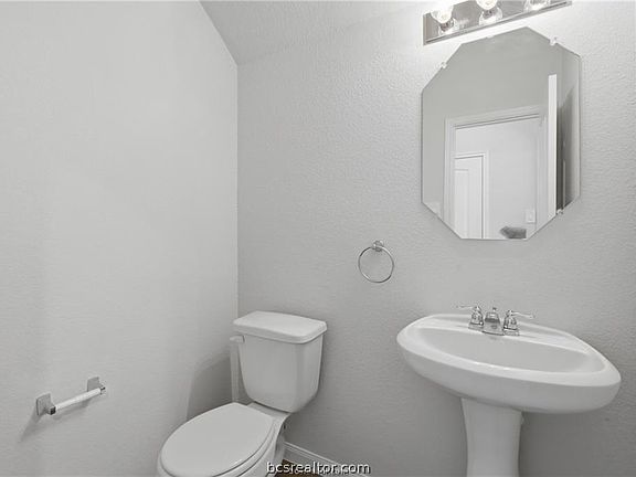 5th image of 988 Rice Dr