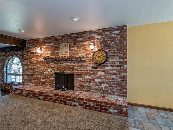 4th image of 1058 Greenfield Ave