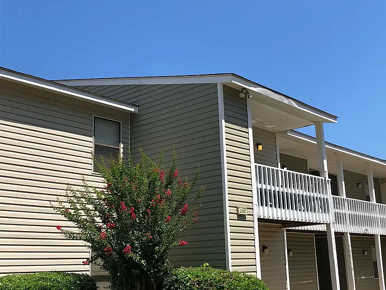 1035 Comanchee Trl — Photo 1