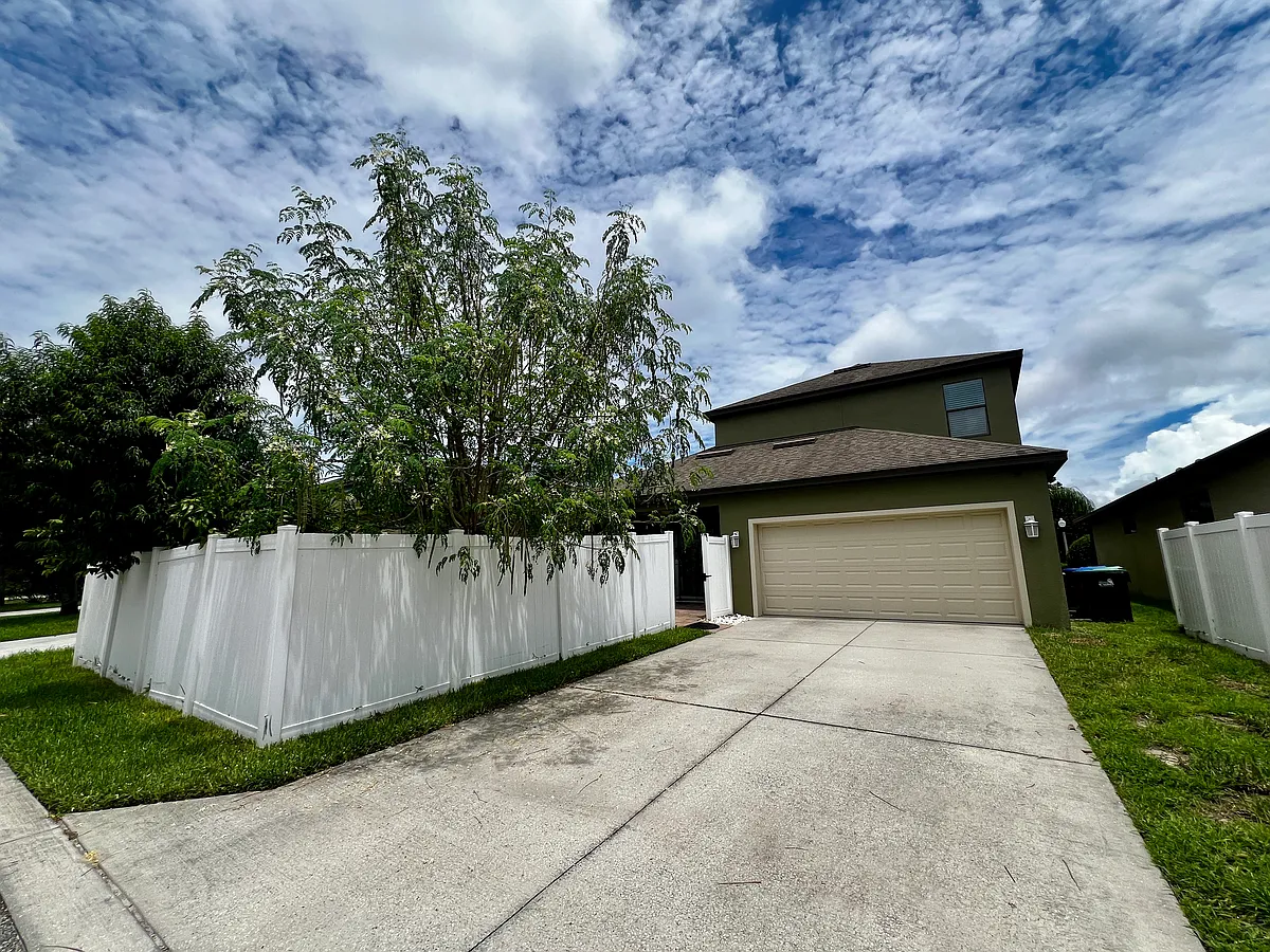 SPACIOUS DRIVEWAY AND PRIVACY FENCE! - 13318 Longacre Dr