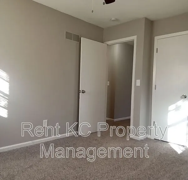 5703 NE 51st St — Photo 6