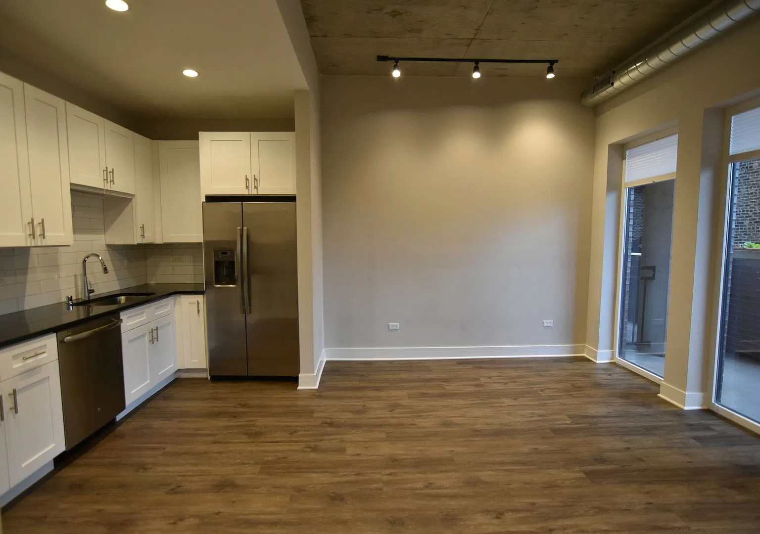 2 bed, 2.0 bath, 1041 sqft, $3,850 — Photo 1
