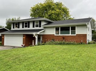 1161 Daisy Ln, Oconomowoc, WI 53066