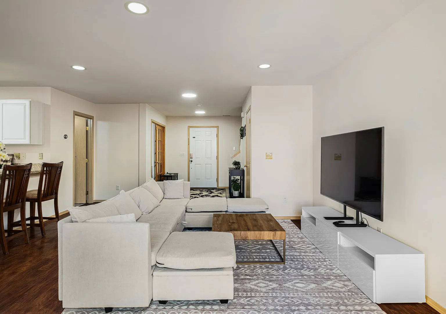 Five Star Spacious 5Bed/2.5Ba — Photo 1