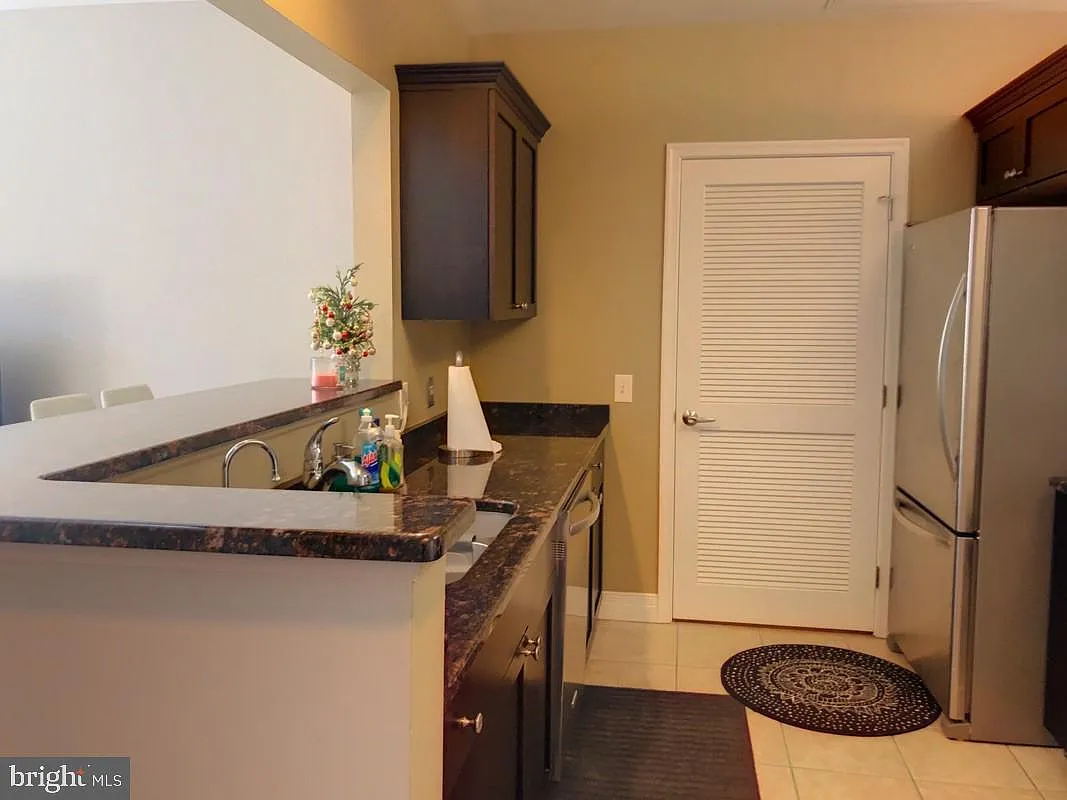 1 bed, 1.0 bath, 914 sqft, $2,100 — Photo 2