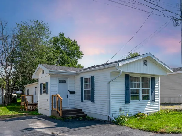 714 Fern Dr, Beaver Bank, NS B4E 1L9