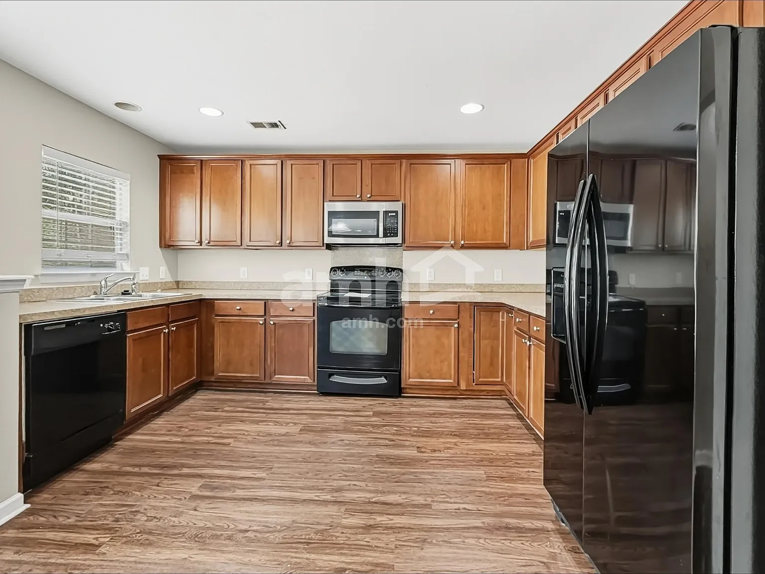 4 bed, 2.5 bath, 2364 sqft, $2,400 — Photo 3