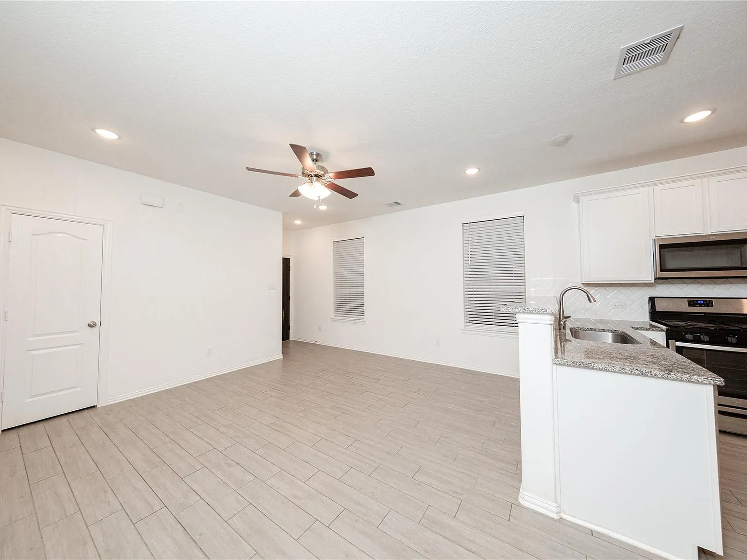 3 bed, 2.0 bath, 1269 sqft, $2,160 — Photo 3