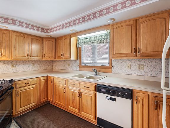 3rd image of 49 Adsit St