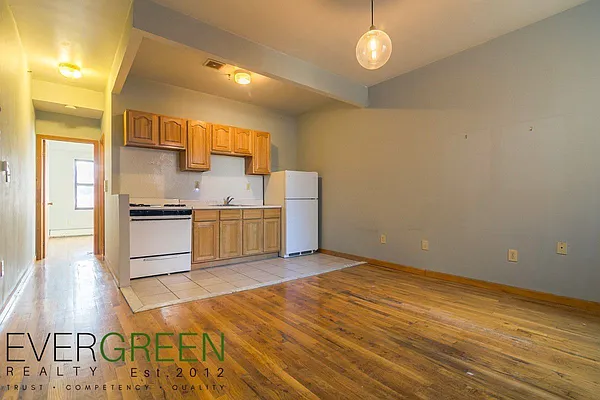 Rented by Evergreen Apartments BK | media 18