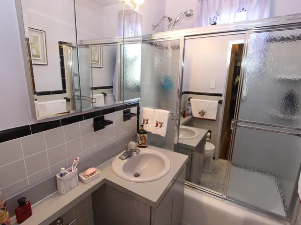 2229 Knapp Street image 9 of 11