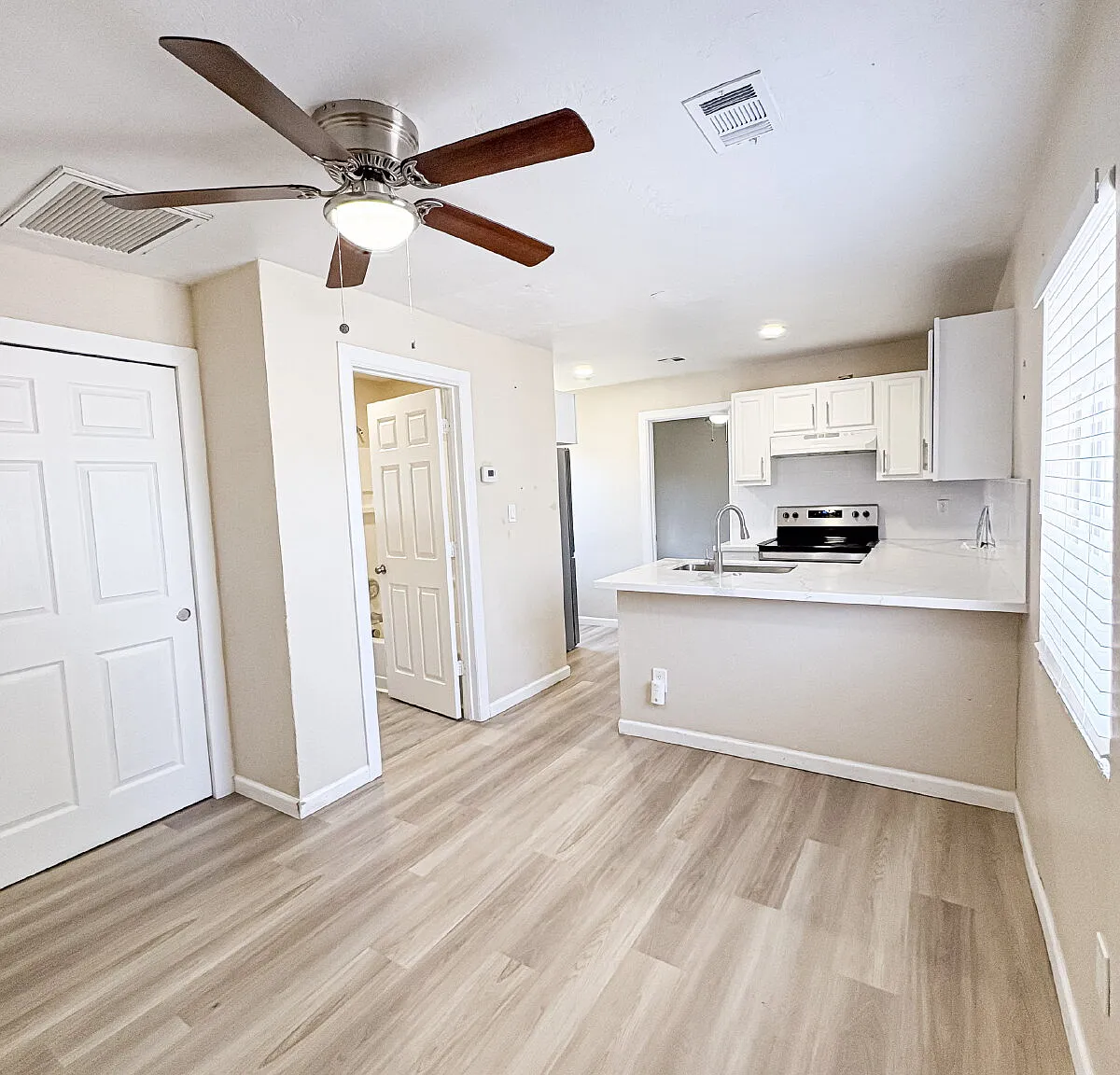 2 bed, 1.0 bath, 600 sqft, $1,300 — Photo 2