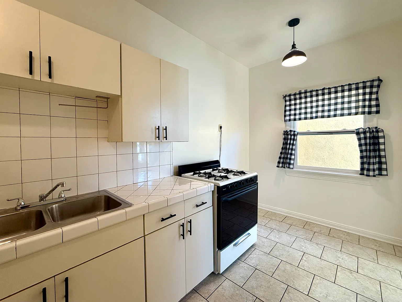 Studio, 400 sqft, $1,400 — Photo 4