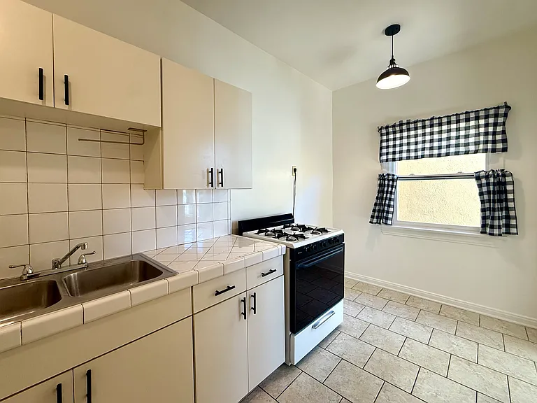 105 S Commonwealth Ave #4 — Photo 4