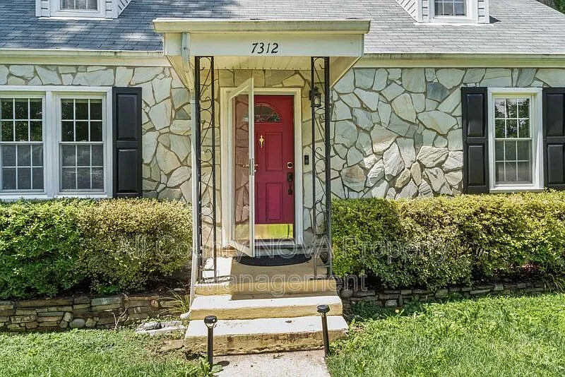 4 bed, 2.0 bath, 1983 sqft, $4,100 — Photo 2