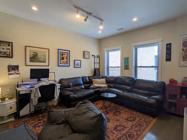 2935 N Clark St #2NR, Chicago, IL 60657