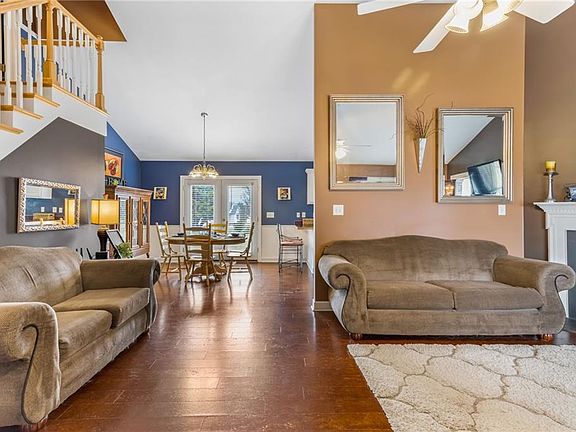 3rd image of 2452 Iris Dr