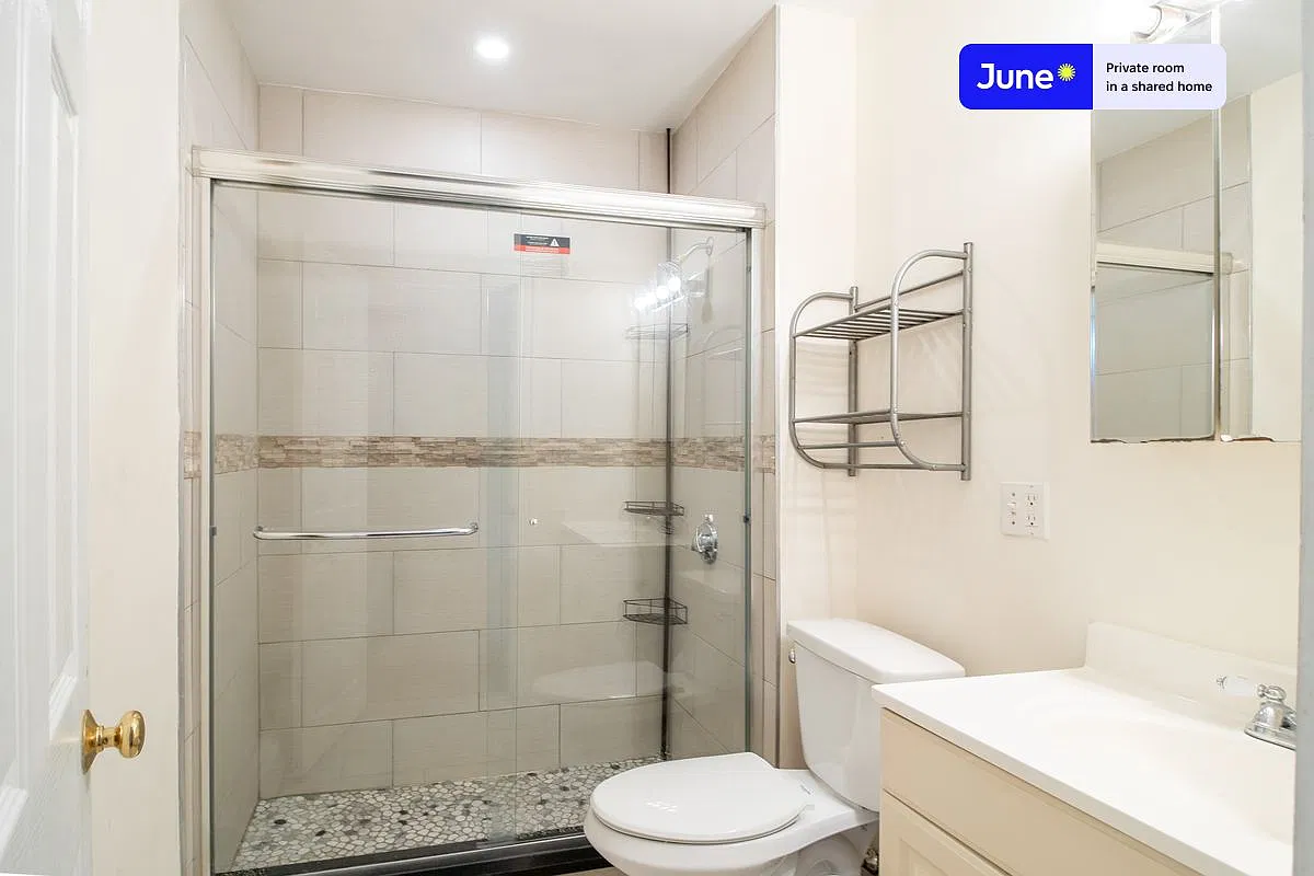 Full bedroom in 5 bed/1 bath home in Mission Hill #1068 B — Photo 4