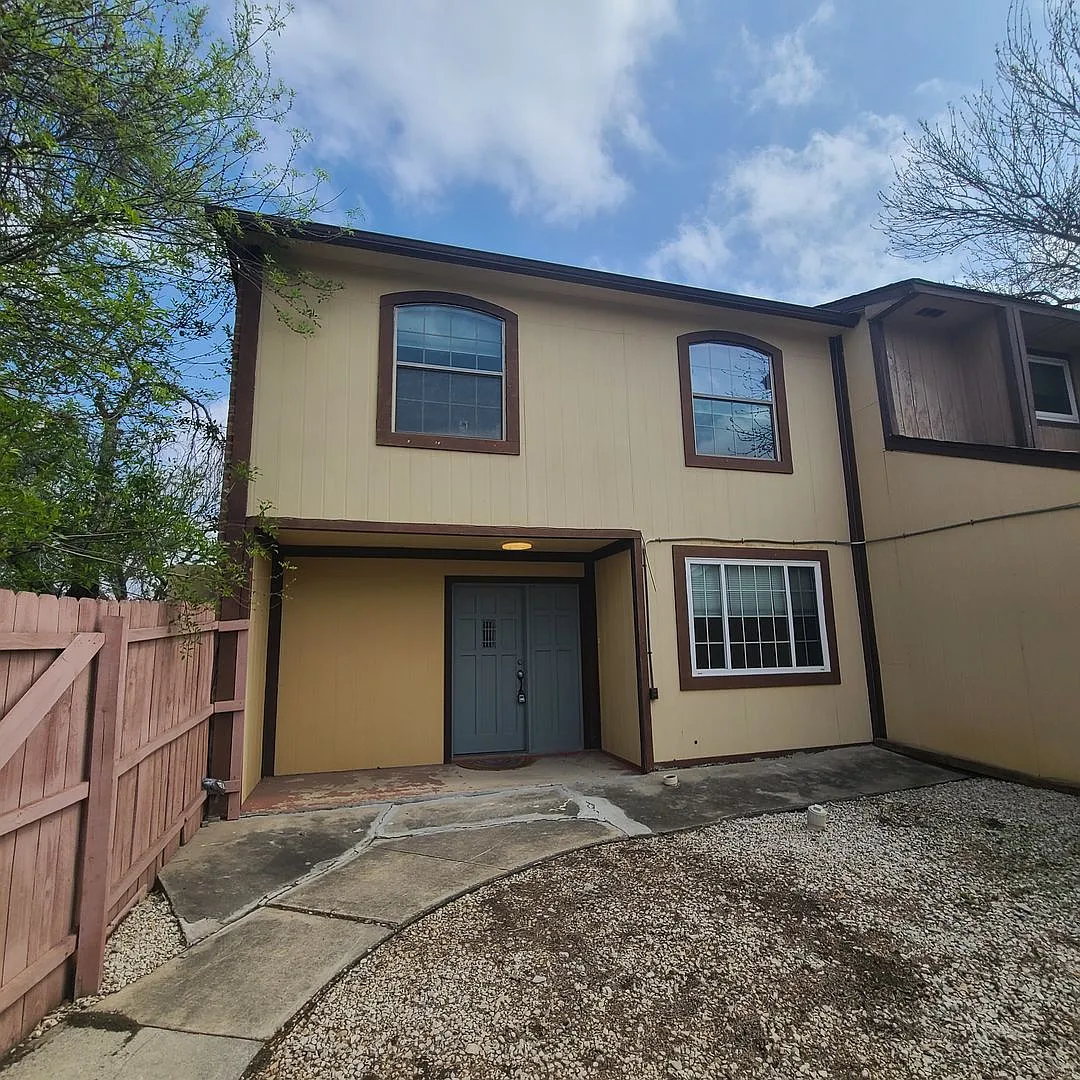 Spacious 3 BR+study/2.5 bath end-unit townhome w/balcony & patio! — Photo 1