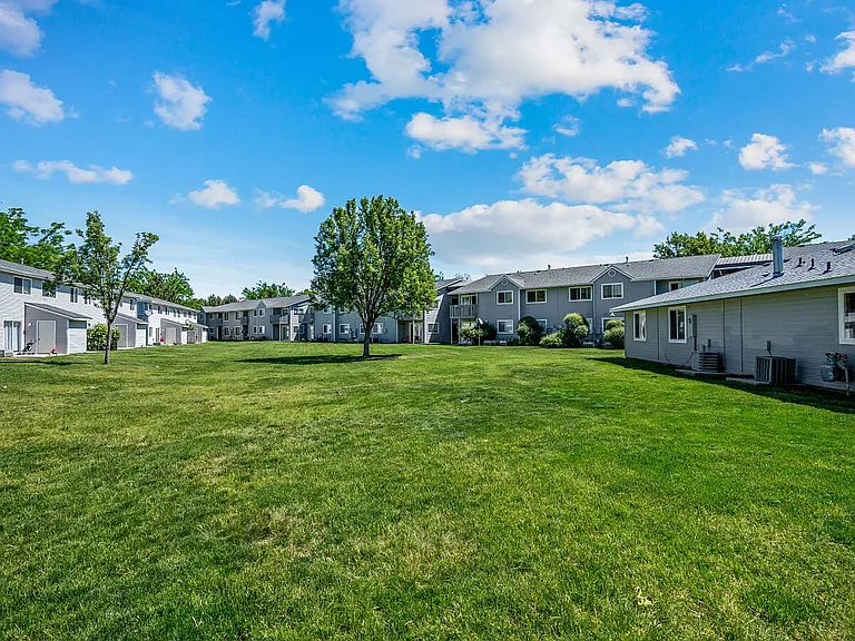Northwest Pointe Apartments — Photo 2