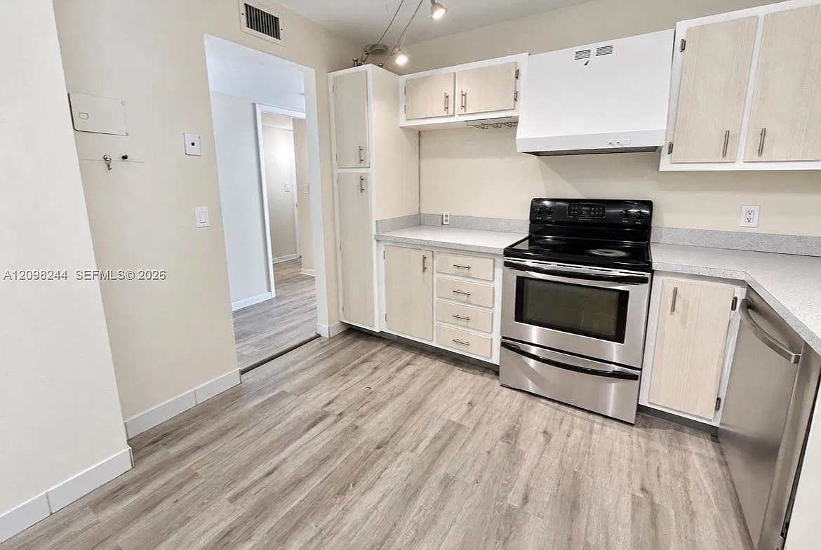 Admirals Port Condo West — Photo 4