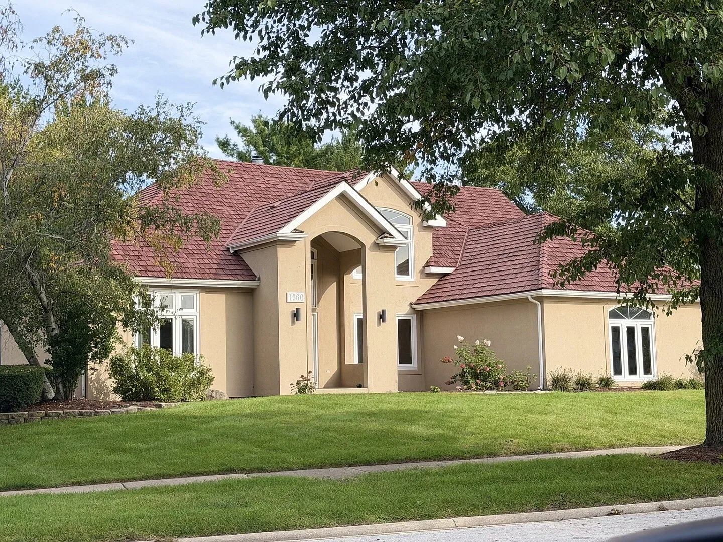 4 bed, 2.5 bath, 3203 sqft, $4,200 — Photo 3