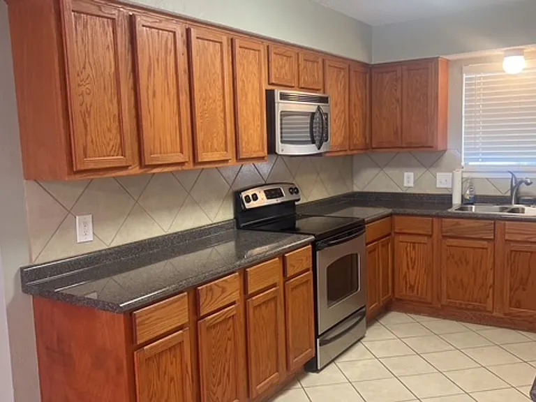 3700 Dauphine Ct — Photo 11
