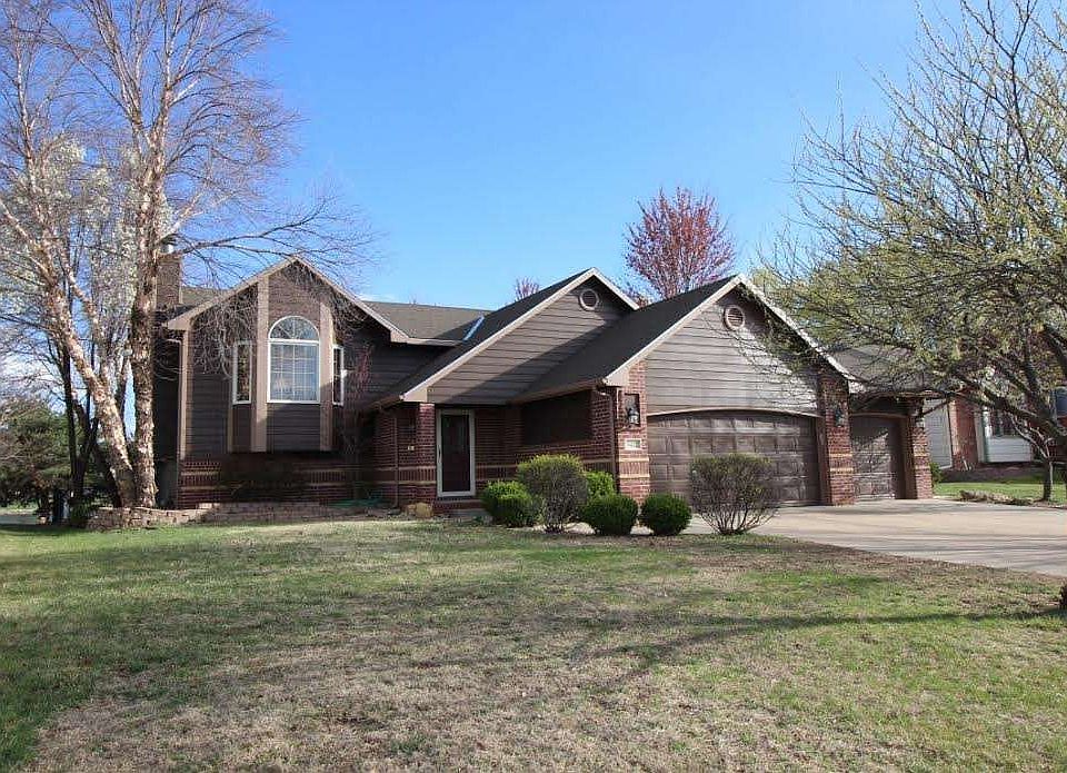 The exterior of this home was professional painted in November 2015!