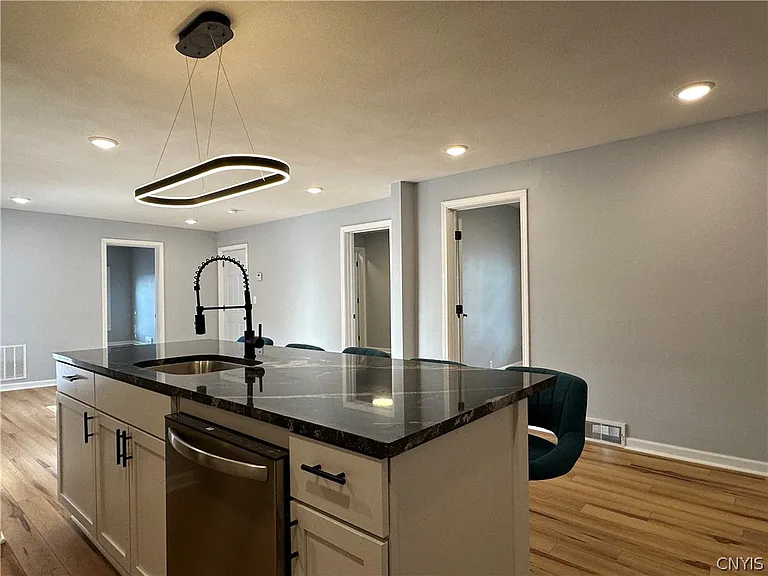 408 E Laurel St — Photo 8