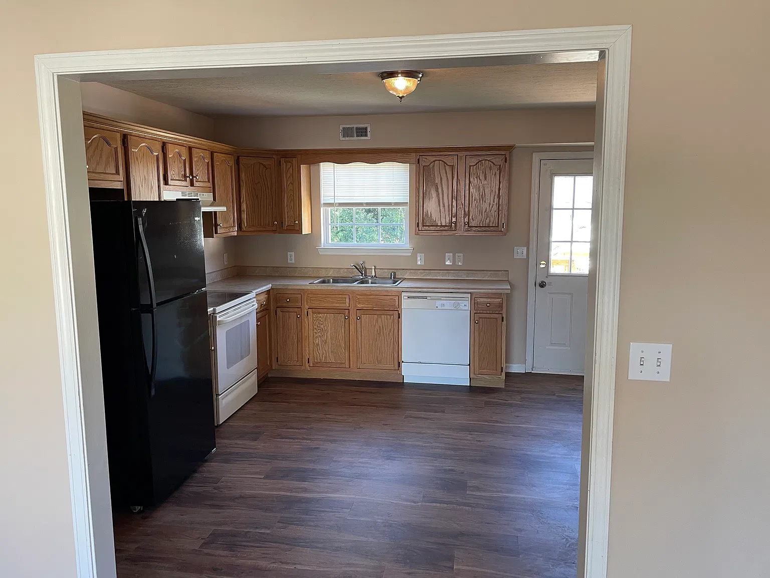 2 bed, 1.5 bath, 1000 sqft, $975 — Photo 2