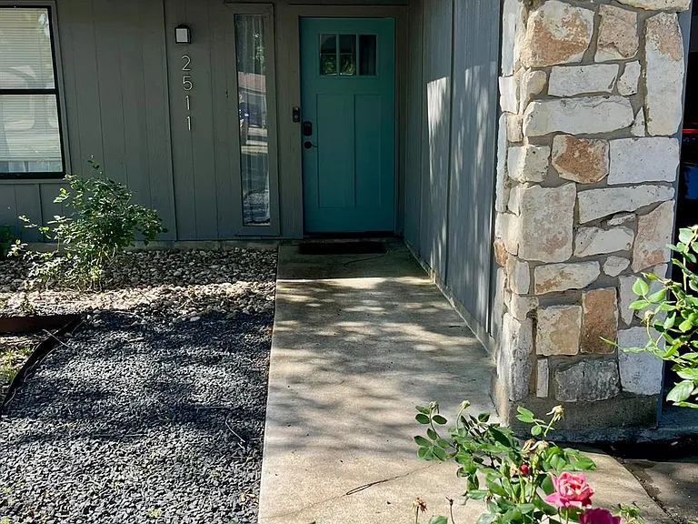 2511 E Stassney Ln — Photo 2