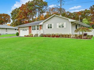 28 Heron Ln, Commack, NY 11725