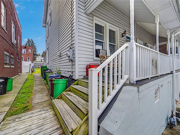 4th image of 256 E Walnut St