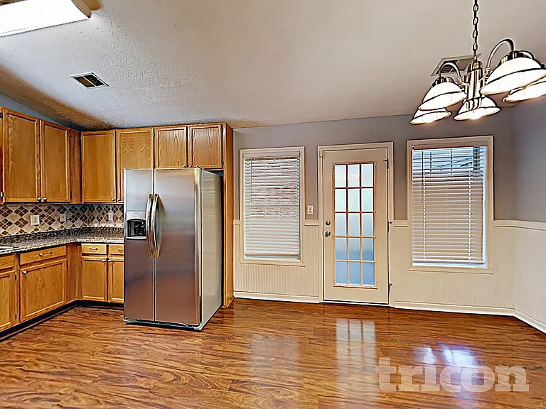 726 Westbury Dr — Photo 5