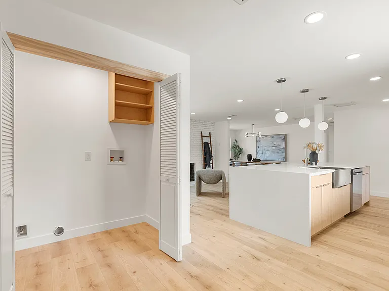 21731 Bryant St — Photo 7