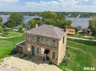 817 N 2nd St, Le Claire, IA