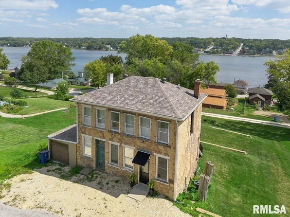 817 N 2nd St, Le Claire, IA 52753