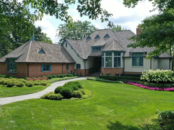 341 Belle Foret Dr, Lake Bluff, IL 60044