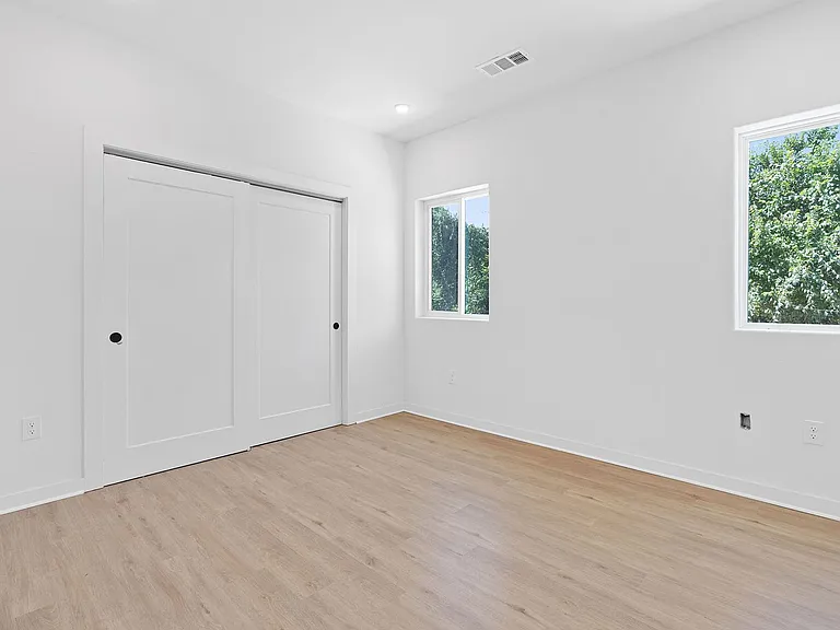 100 W Mockingbird Ln — Photo 18