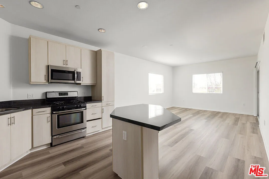 3 bed, 2.0 bath, 1427 sqft, $3,395 — Photo 1