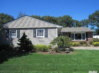 306 Singingwood Dr, Holbrook, NY 11741