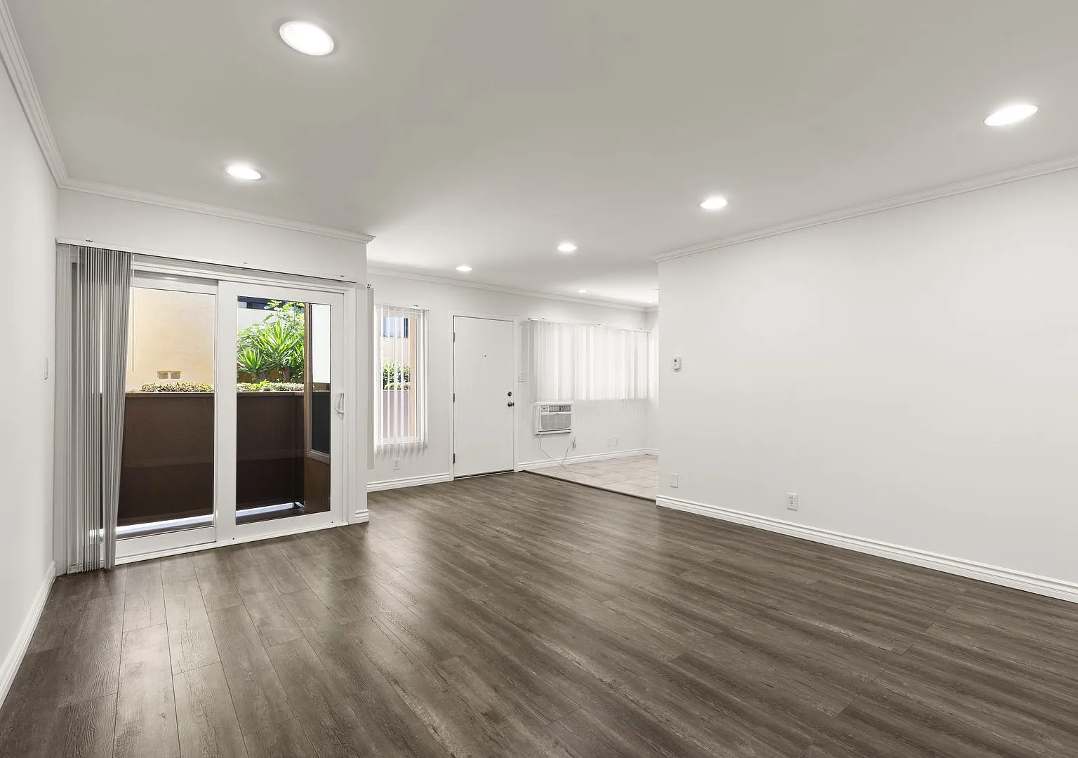 Huge Three Bedroom Available in West Hollywood — Photo 3
